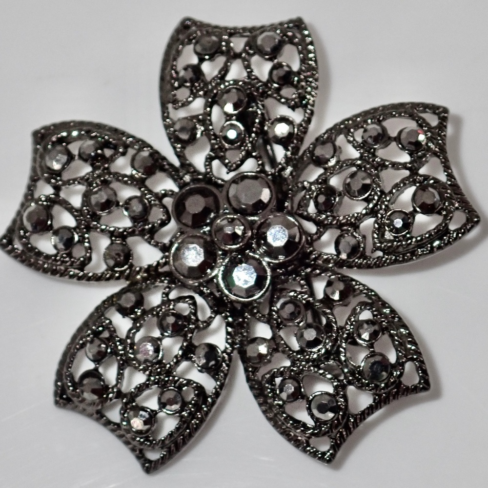 Aurora Borealis AB 46 Branded "Genuine" Black "Chrystal's"  Pin Brooch 2" Across